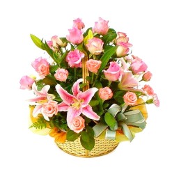 Cesta Mediana de Flores con Lilium y Rosas Rosadas