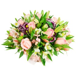 Cesta de Flores Mediano con Rosas Rosadas mables moradas y Alstroemerias