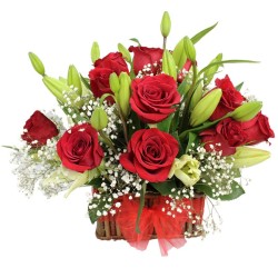 Cesta Pequeña de 12 Rosas Rojas más Liliums