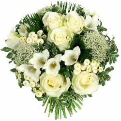 Ramo de Flores en Tonos Blancos Liliums Gerberas y Rosas