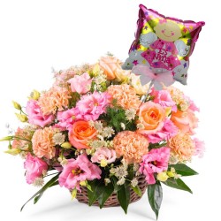 Canastillo con Rosas damasco y Lisianthus Rosados para Nacimiento más Globo es una Niña
