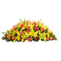 Cubre Urna con 40 Rosas REosadas y 20 Varas de Liliums Amarillos + Flores Mix