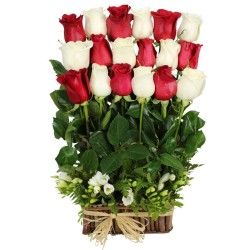 Cesta de 18 Rosas rojas y Blancas en Formación