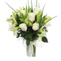 Florero Para Condolencias 12 Rosas y 10 liliums Blancos