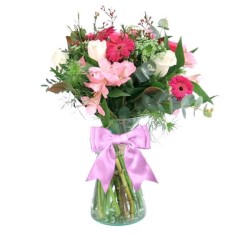 Florero en con 5 rosas blancas Astromelias Gerberas flores rùsticas y flores mix