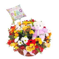Flores en Canastillo Nacimiento es Niña Globo y Peluche