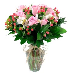 Florero de 12 Rosas Rosadas con Hipericos Rojos mas Eucalipto