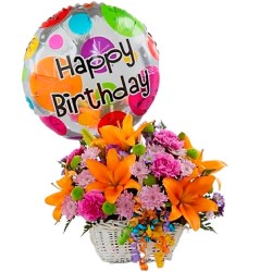 Cesta de Flores Cumpleaños Mediano con rosas y liliums naranjos con Peluche y Globo